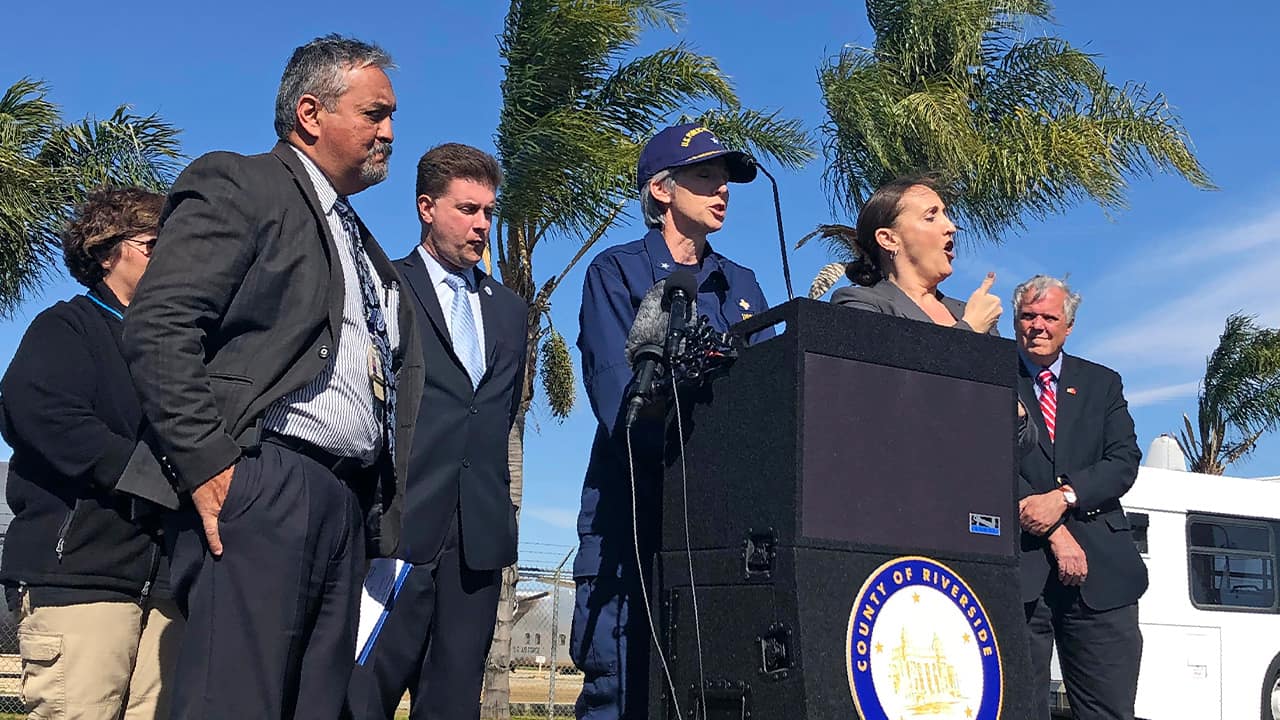 Photo of Dr. Nancy Knight, center, of the U.S. Centers for Disease Control and Prevention