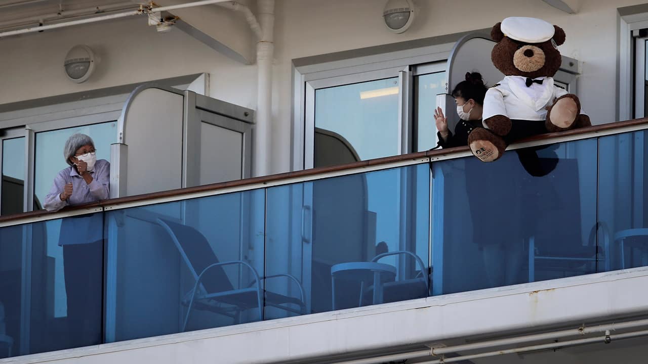 Photo of a passenger waving to another passenger quarantined on a cruise ship in Japan